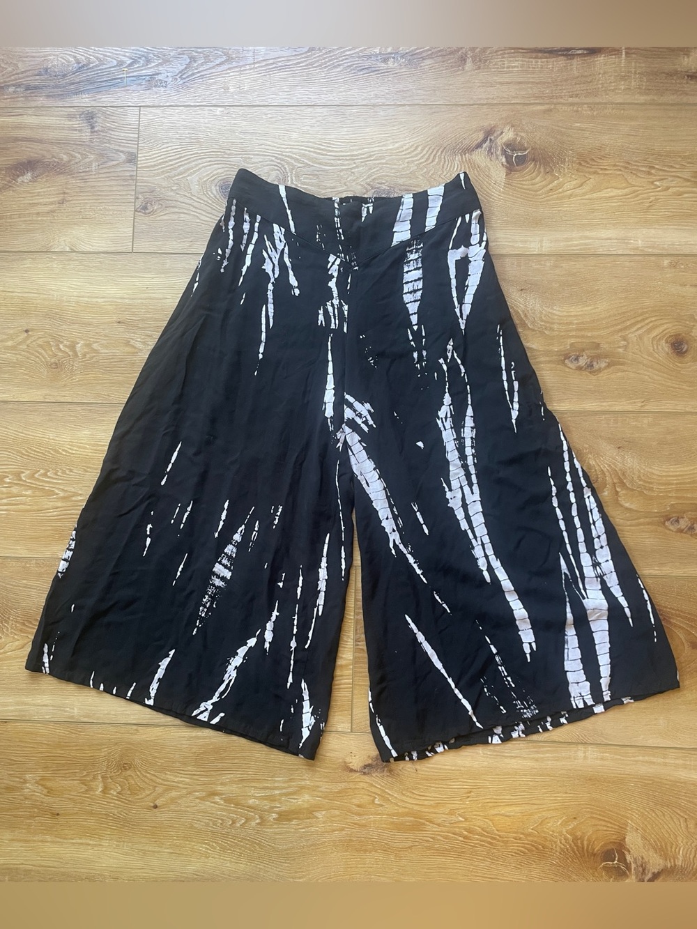 Xhilaration Black and White‎ Tie-Dye Smocked Waist Culotte Pants